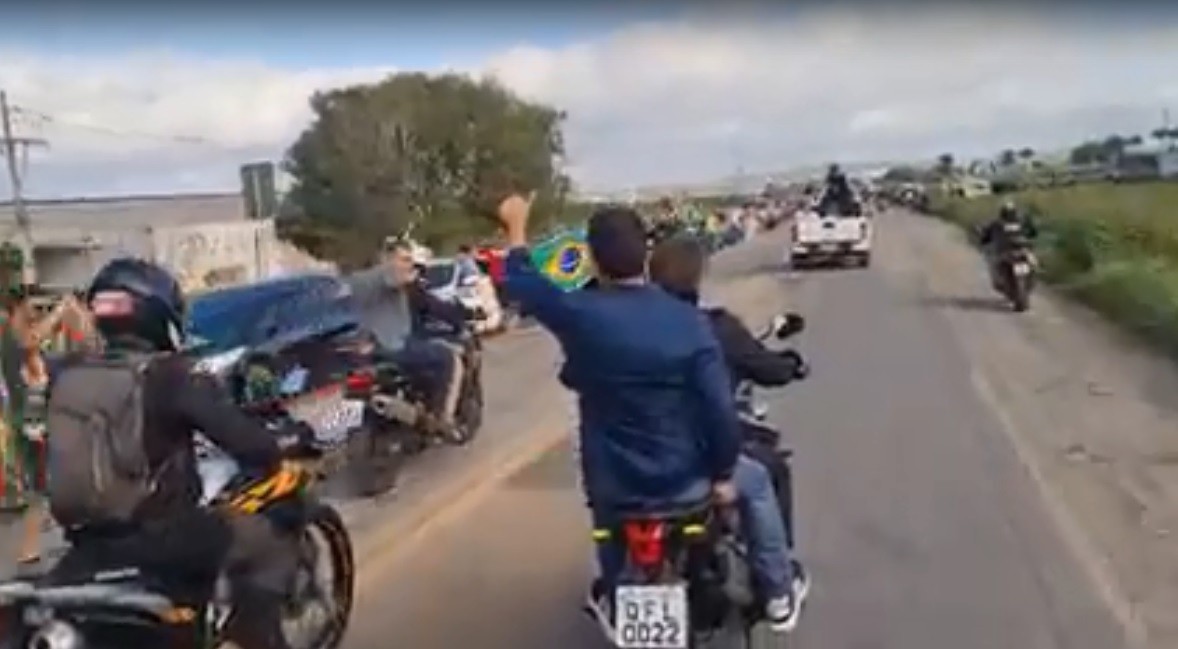 Homem na garupa de uma moto da PRF apoia o presidente Bolsonaro