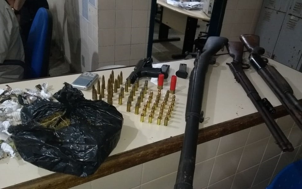 Armamento e drogas foram encontrados em casa, na cidade de Valença — Foto: Divulgação/SSP