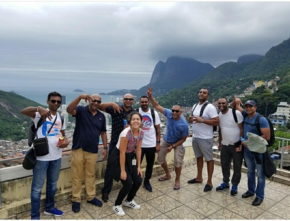 Turistas da África do Sul acompanhados de guia na Rocinha: experiência custa R$ 200 por pessoa — Foto: Acervo pessoal