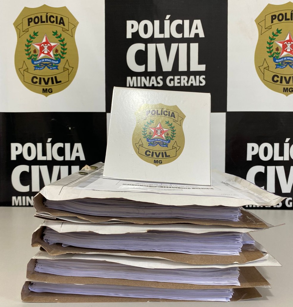 Documentos apreendidos durante a operação Laranja Podre — Foto: Polícia Civil