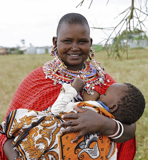 Mãe do Kenya amamenta o filho (Foto: Tina Boyadjieva )