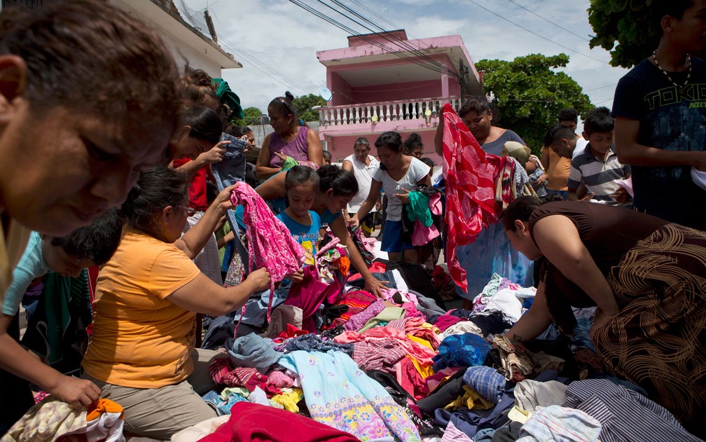 Mulheres separam roupas doadas por moradores de Matias Romero para pessoas que perderam suas casas no terremoto de quinta-feira em Juchitan, no México, no domingo (10) (Foto: AP Photo/Rebecca Blackwell)