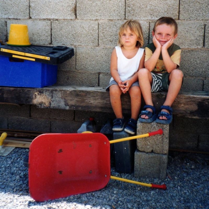 Billie e Alex, con 3 e 4 anos, em Zurgena (Espanha), por volta de 2002 (Foto: Arquivo pessoal via BBC News )