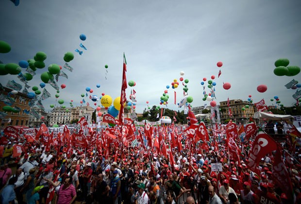 Milhares de pessoas fazem protesto em Roma contra o desemprego neste sábado (22) (Foto: Filippo Monteforte/AFP)