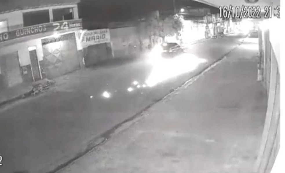 Motociclista é vítima de atropelamento no interior da Bahia — Foto: Reprodução/TV Bahia