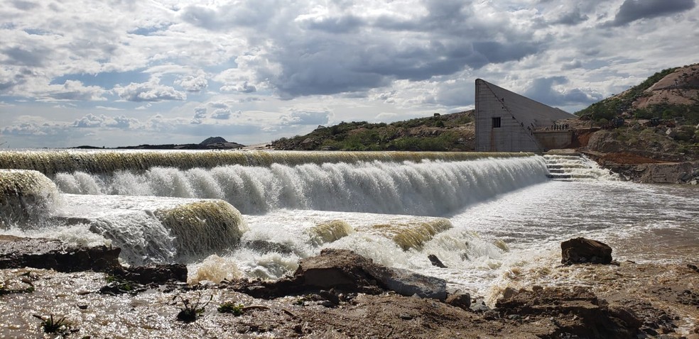 Caern restabelece abastecimento de &aacute;gua em Jucurutu ap&oacute;s 'sangria' na Barragem de Oiticica &mdash; Foto: Paulo Ara&uacute;jo