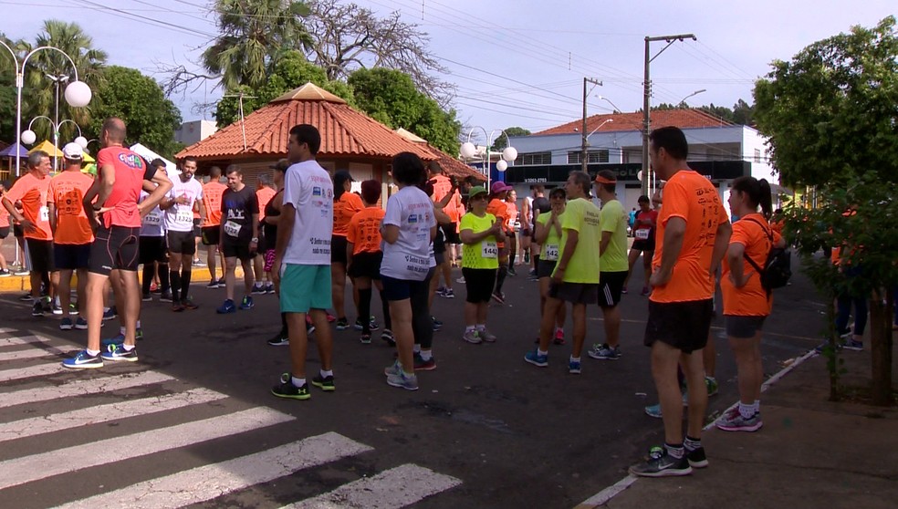 Corrida de rua em Santo AnastÃ¡cio reuniu aproximadamente 300 pessoas â Foto: TV Fronteira / ReproduÃ§Ã£o
