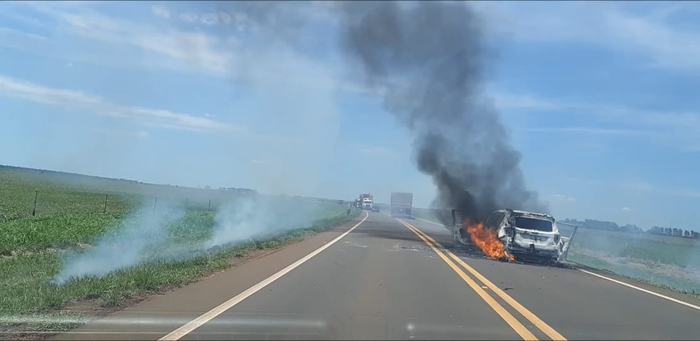 Carro em chamas encontrado pela polícia na tentativa de assalto — Foto: PMR / Divulgação 