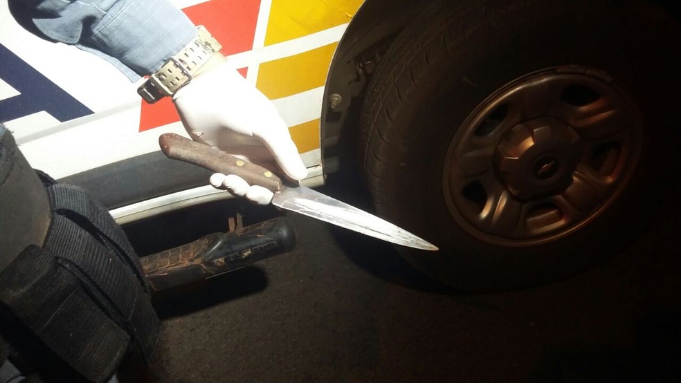 Polícia apreendeu faca que adolescente usou ao esfaquear o pai (Foto: Rádio Pioneira)