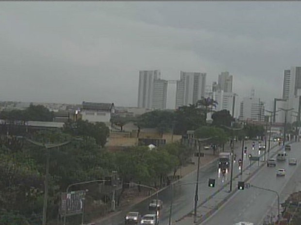 Chuva na Avenida Padre Cícero, em Juazeiro do Norte; Região do Cariri registra chuvas (Foto: Reprodução/TV Verdes Mares)