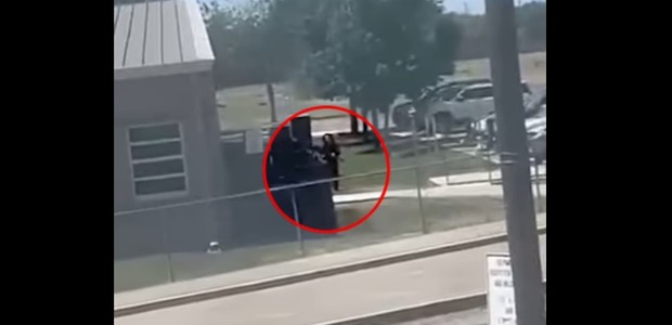 Um vídeo parece mostrar o atirador suspeito se aproximando da escola (Foto: Reprodução/Daily Mail)