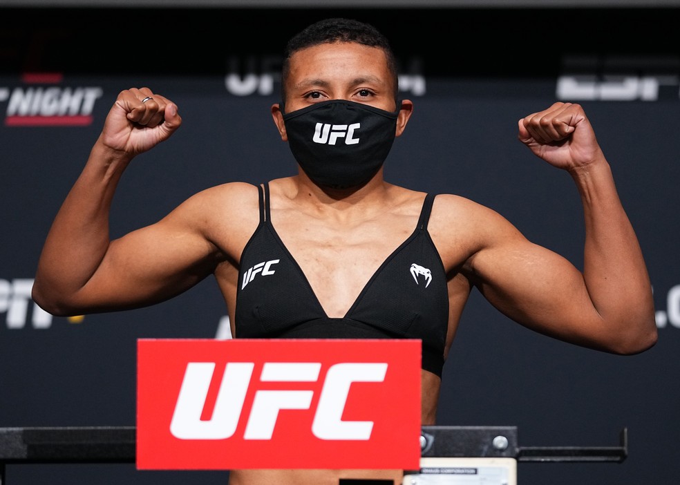 Josiane Nunes passa pela balança na pesagem — Foto: Chris Unger/Zuffa LLC