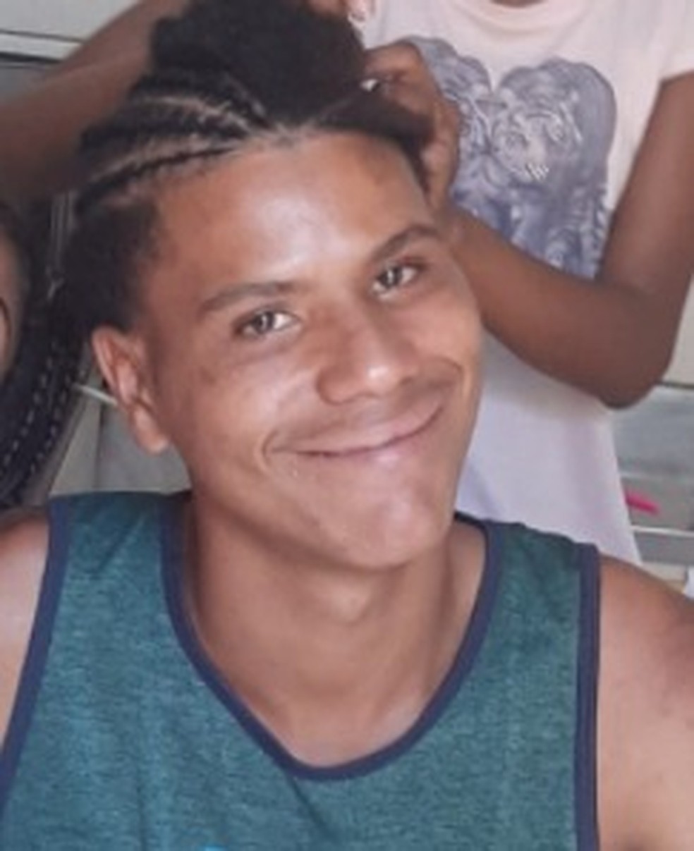 Hiago Bastos, de 22 anos, foi morto em frente à estação das Barcas em Niterói — Foto: Reprodução 