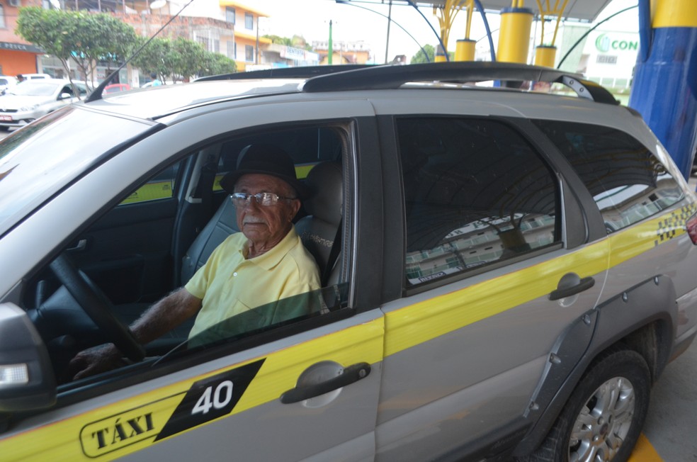 Aposentado, Mildes nem pensa em deixar de dirigir o táxi em Cruzeiro do Sul  (Foto: Adelcimar Carvalho/G1 )