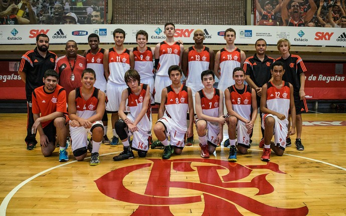 Hugo Andrade e o time sub-15 do Flamengo (Foto: Alex Braga)