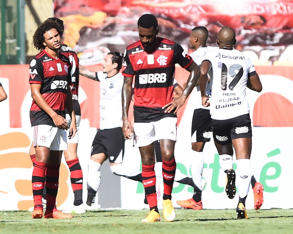 Gerson e Arão se lamentam depois do primeiro gol do Ceará contra o Flamengo, no Maracanã — Foto: André Durão