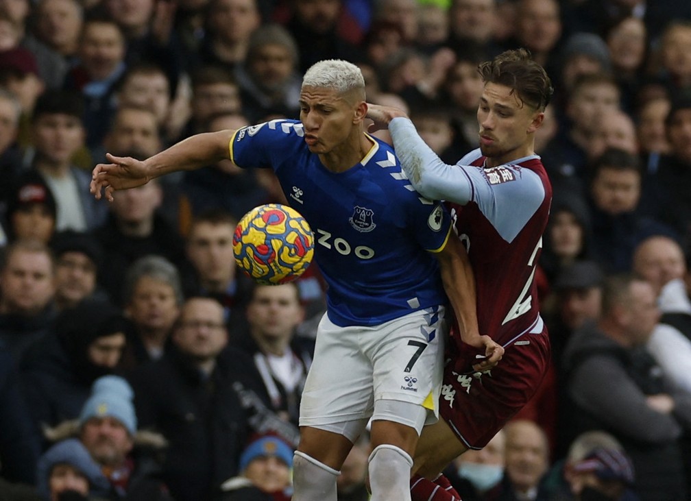 Richarlison em ação na derrota do Everton para o Aston Villa — Foto: Jason Cairnduff/Reuters