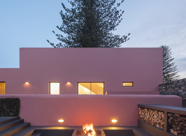 A casa rosa fica localizada em Portugal (Foto: Instagram / mezzoatelier)