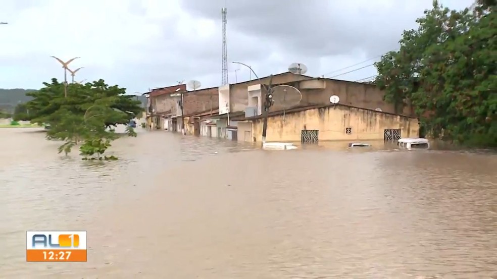 Com casas e ruas inundadas, São Miguel dos Campos, AL, entra em situação de emergência — Foto: Reprodução/TV Gazeta