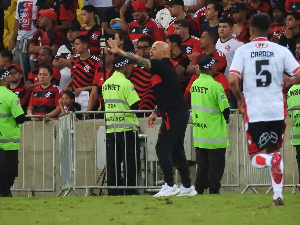 Jorge Sampaoli grita mais uma vez com o time do Flamengo contra o &Ntilde;ublense &mdash; Foto: Fred Gomes