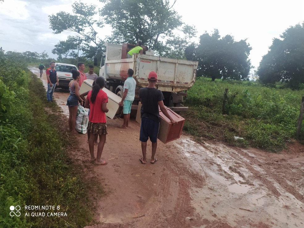 Defesa Civil ajuda moradores na retirada de móveis e eletrodomésticos em São Francisco — Foto: Defesa Civil/ Divulgação