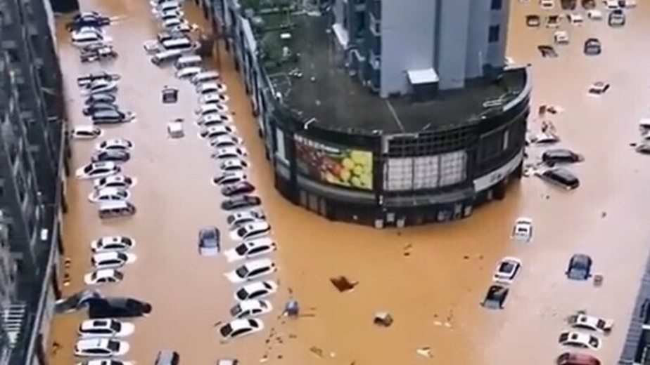 Chuva em Pequim após tufão transforma ruas em rios e deixa 2 mortos