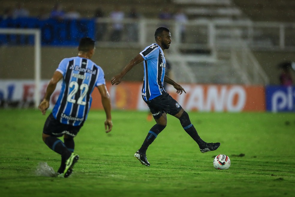 Grêmio acelera busca por lateral-direito e tenta suprir carência antes de pré-temporada