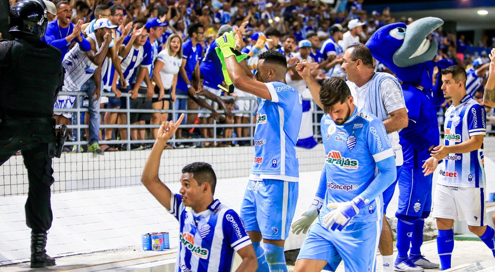 Jordi é aplaudido pela torcida azulina contra o Ceará — Foto: Ailton Cruz - Gazeta de Alagoas