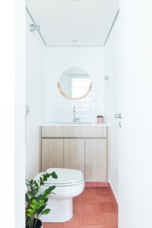 O lavabo ganhou piso colorido para dar alegria ao ambiente. Projeto do Estúdio Minke 