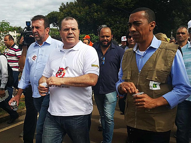 O presidente do Banco Central, Alexandre Tombini, ao lado do governadro em exercício do DF, Renato Santana, durante ação contra a dengue em Brazlândia, no Distrito Federal (Foto: Raquel Morais/G1)