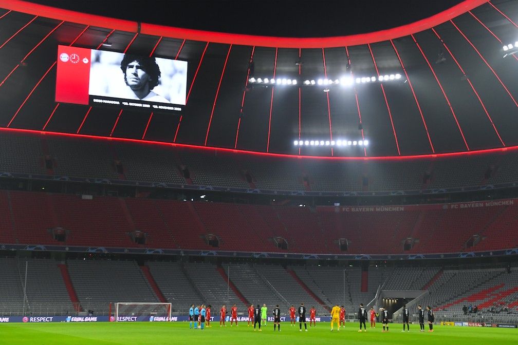 Rosto de Maradona é projetado em estádio de Munique, na Alemanha, antes de uma partida do da Liga dos Campeões da UEFA nesta quarta-feira (25) — Foto: Christof Stache/AFP