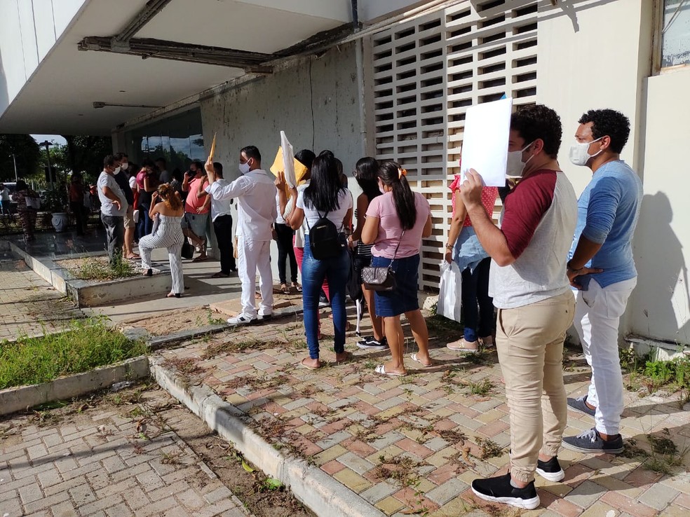 Pessoas formam fila e encaram sol em busca de homologação de certificados na Secretaria Estadual de Educação do RN — Foto: Lucas Cortez/Inter TV Cabugi