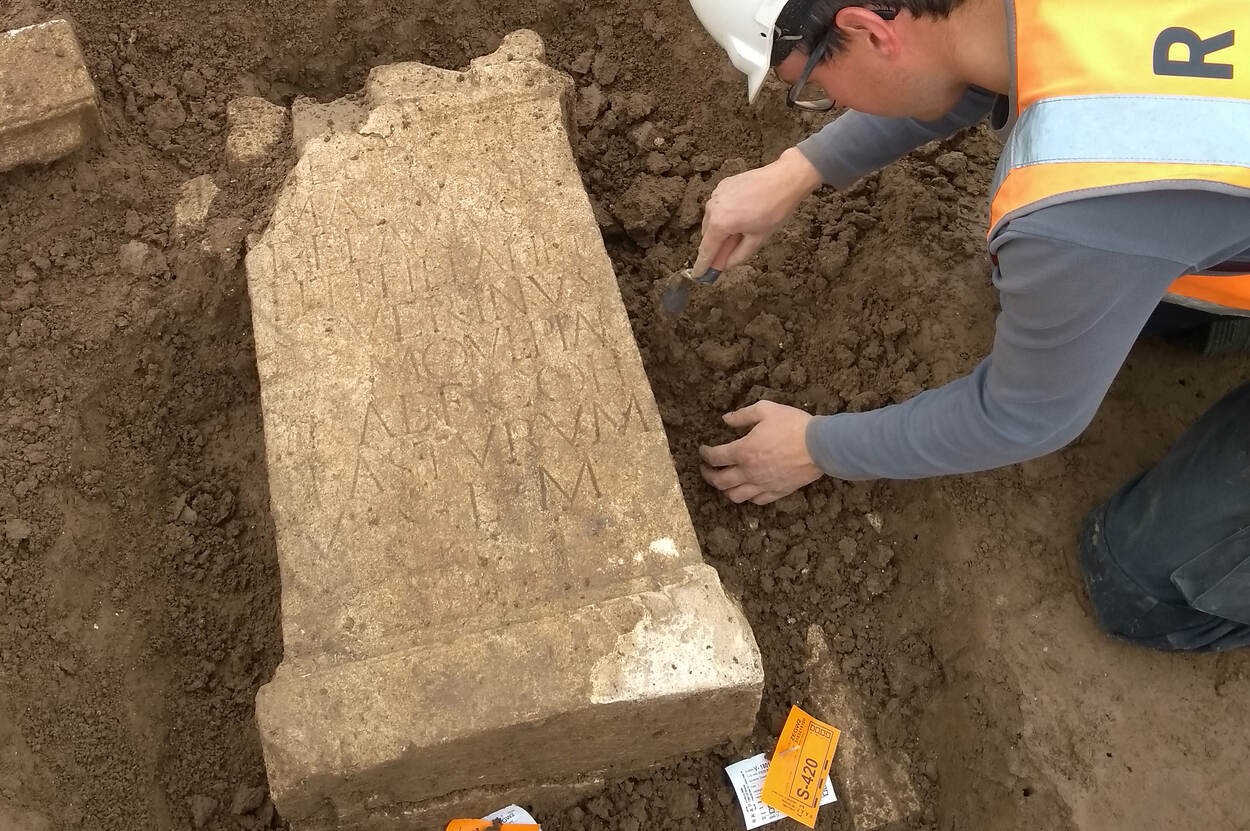 Arqueólogo durante as escavações na Holanda  (Foto: RAAP )