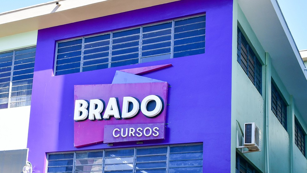Curso preparatório pré-vestibular está com 30% de desconto na matrícula e mensalidades — Foto: Brado Cursos