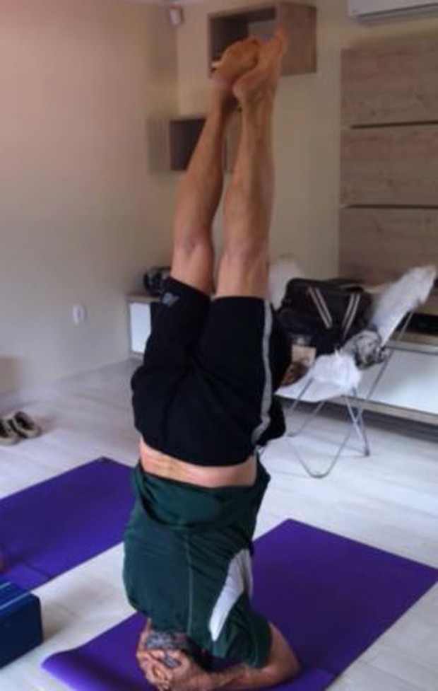 Stênio Garcia mostrando sua elasticidade (Foto: Reprodução/Instagram)
