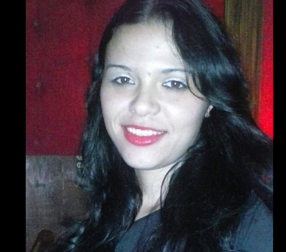 Simone de Sousa Lima, 25 anos, foi morta pelo ex-marido no DF — Foto: Facebook/Reprodução