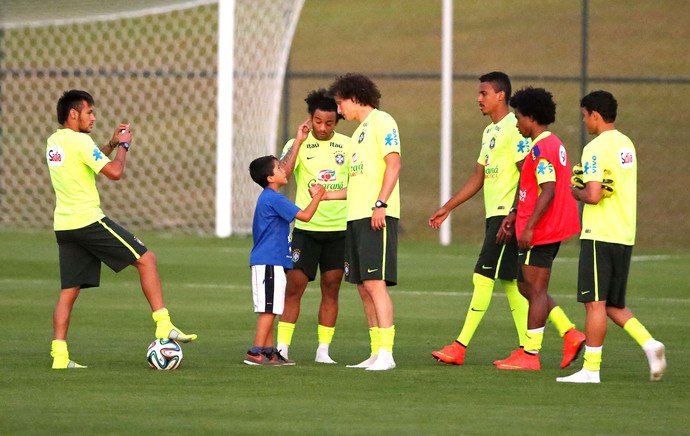 Crianças Treino Brasil Granja  (Foto: Heuler Andrey / Mowa Press)