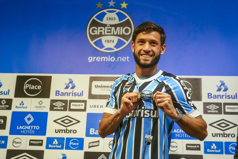 Juninho Capixaba é apresentado no Grêmio (Foto: Lucas Uebel / Grêmio, DVG)