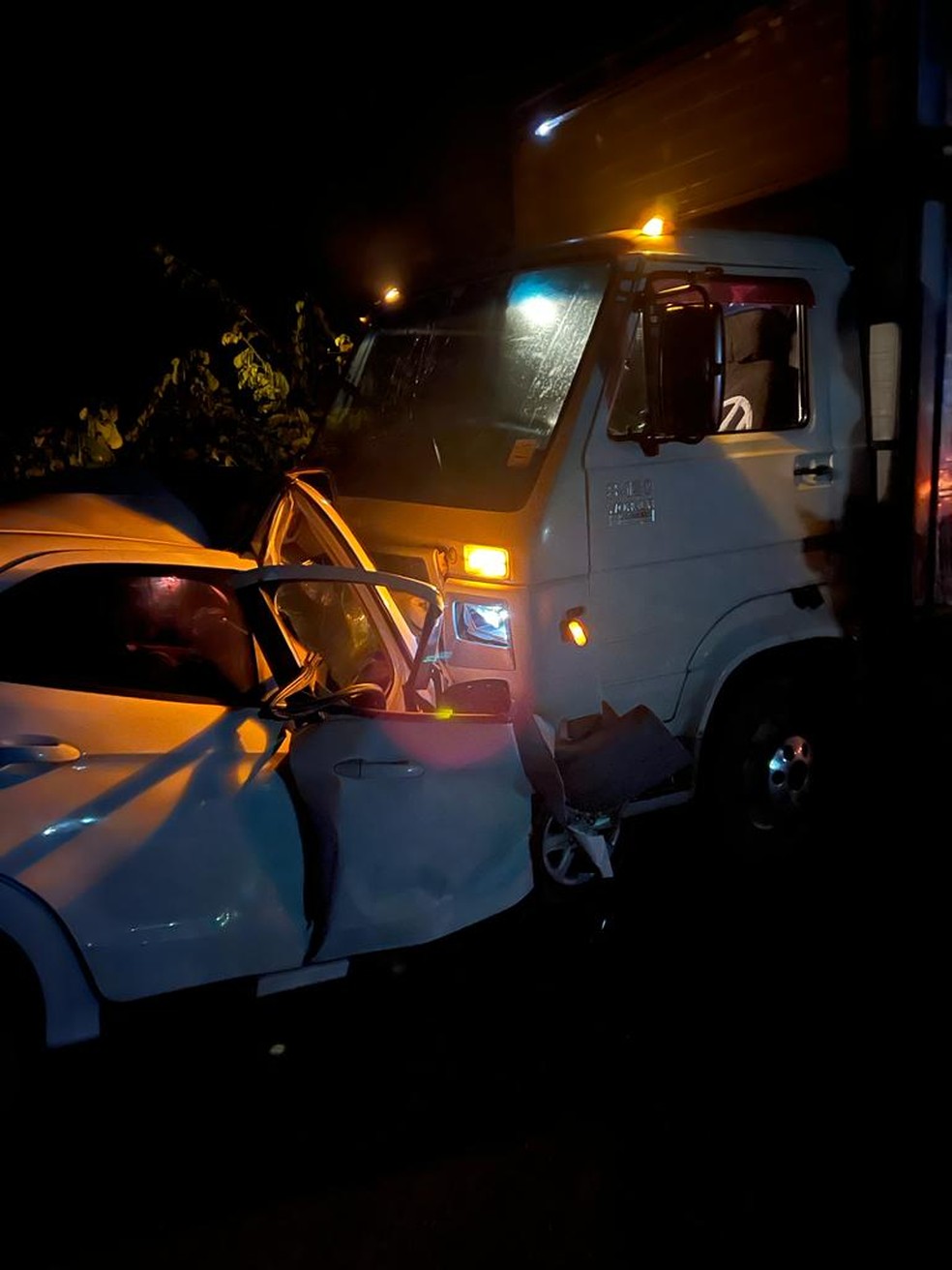 Homem comete feminicídio e morre após bater de frente com caminhão em Penedo, AL — Foto: Ascom PC-AL