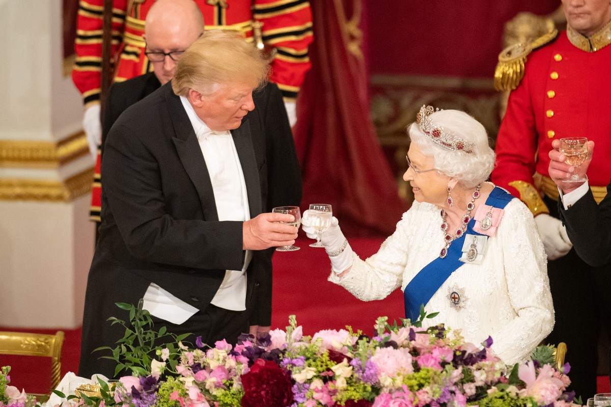 Rainha Elizabeth II recebe Donald Trump em banquete de ...