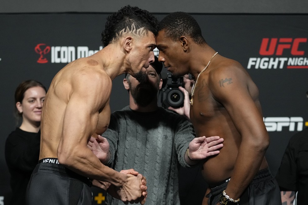 Johnny Walker Jamahal Hill tocam as testas e se provocam na pesagem do UFC — Foto: Getty Images