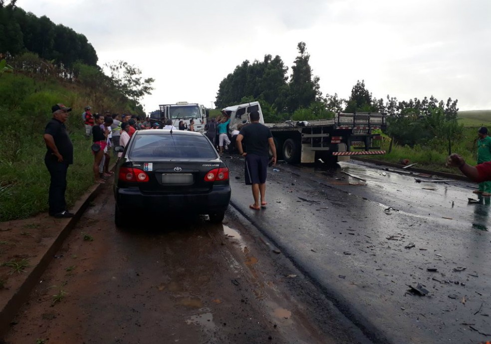 03 - Colisão envolvendo três caminhões deixa três feridos e interrompe trânsito na BR-101, no sul da Bahia