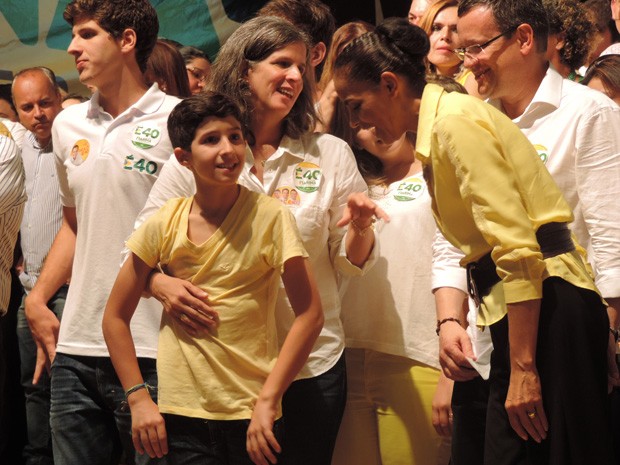 Marina conversa com a viúva de Campos, Renata, que acompanhou o comício no Recife ao lado de quatro dos cinco filhos (Foto: Renan Holanda/G1)
