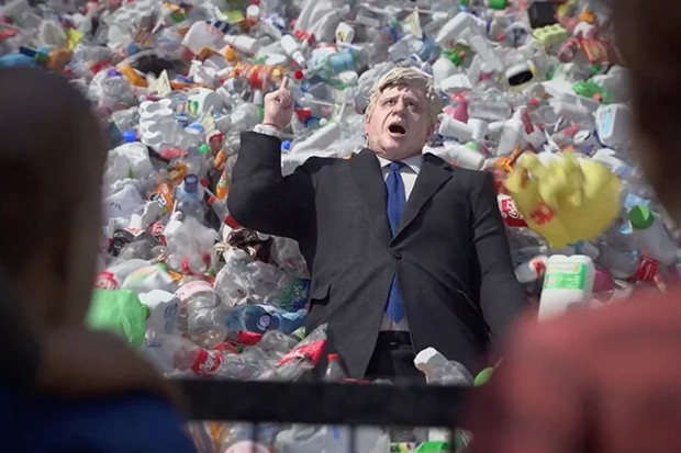 Boris Johnson é soterrado por plásticos em filme do Greenpeace (Foto: Reprodução)