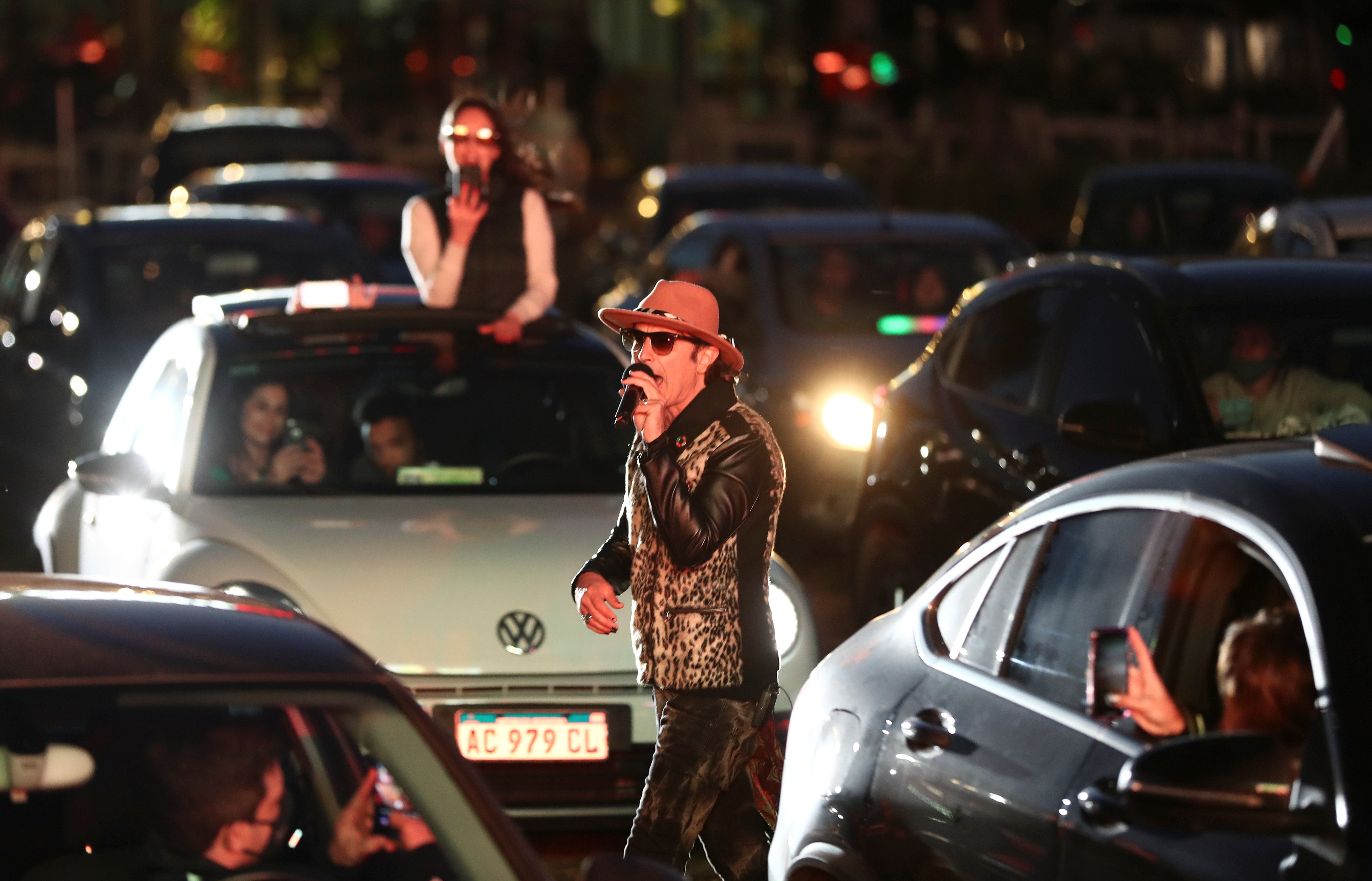 Rock ao vivo do carro: argentinos assistem ao primeiro show da quarentena