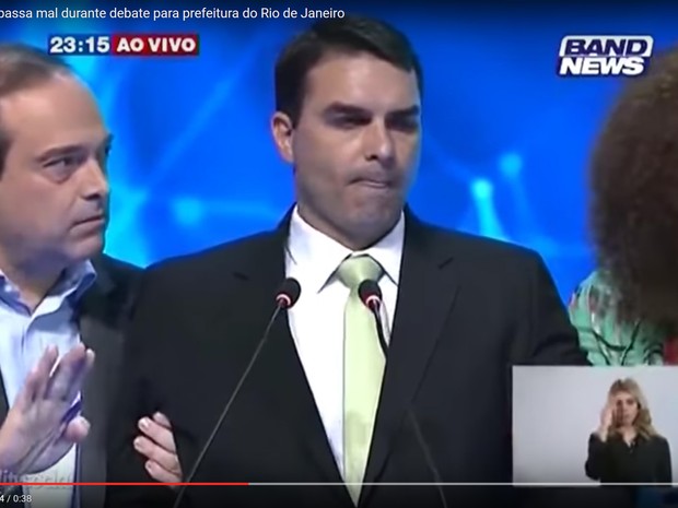 Flavio Bolsonaro é amparado por Jandira e Osório após passar mal (Foto: Reprodução/Youtube)