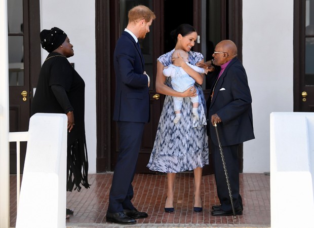 Meghan Markle, Príncipe Harry e o pequeno Archie Harrison encontram o o arcebispo Desmond Tutu e sua filha Thandeka Tutu-Gxashe (Foto: Getty Images)