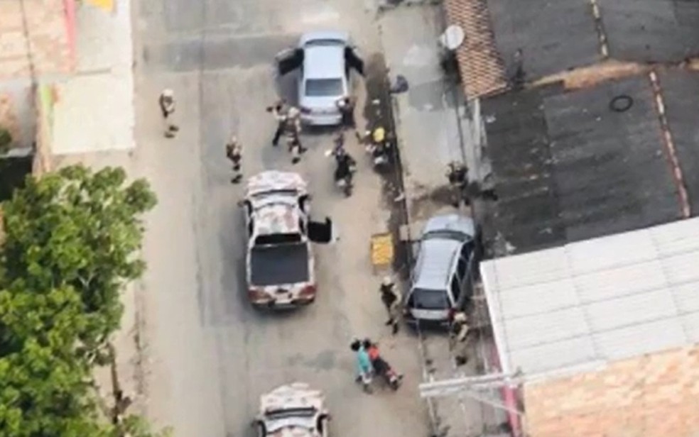 Operação para encontrar suspeitos da morte de PM em Porto Seguro prende uma mulher e deixa dois mortos. — Foto: Reprodução / TV Bahia