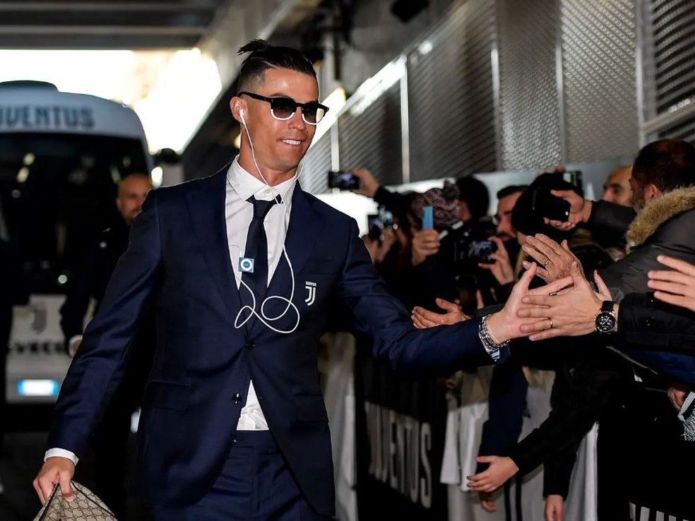 Cristiano Ronaldo foi fotografado utilizando iPod Shuffle — Foto: Daniele Badolato/Getty Images