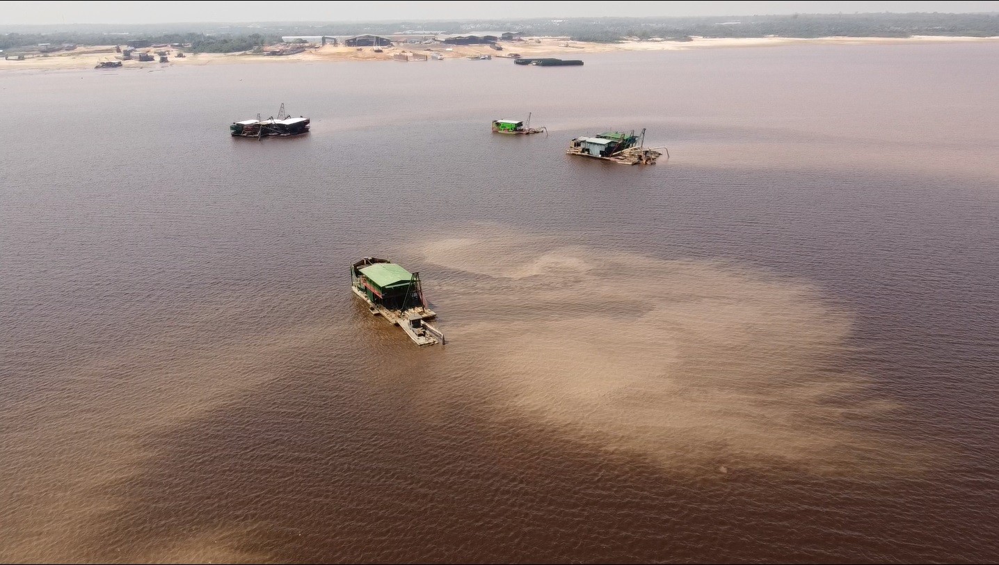 Com seca, garimpeiros migram dragas para margens do Rio Negro, e estruturas são destruídas pela PF; VÍDEO
